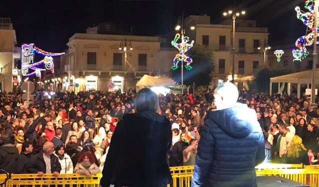 Migliaia di persone in piazza per il Carnevale storico di Avola, domani gran finale con Simona Ventura e Ana Mena