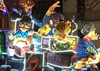 Migliaia di persone in piazza per il Carnevale storico di Avola, domani gran finale con Simona Ventura e Ana Mena