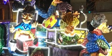 Migliaia di persone in piazza per il Carnevale storico di Avola, domani gran finale con Simona Ventura e Ana Mena