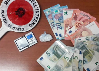 Avola, controlli antidroga della Polizia: ai domiciliari un 25enne, sequestrati 9.5 grammi di cocaina