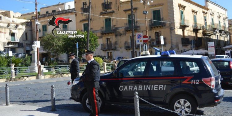 Avola. Maltratta la madre e tenta di dar fuoco alla casa: arrestato