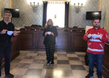 Emergenza Coronavirus, fashion designer di Avola dona mascherine a lavoratori e volontari
