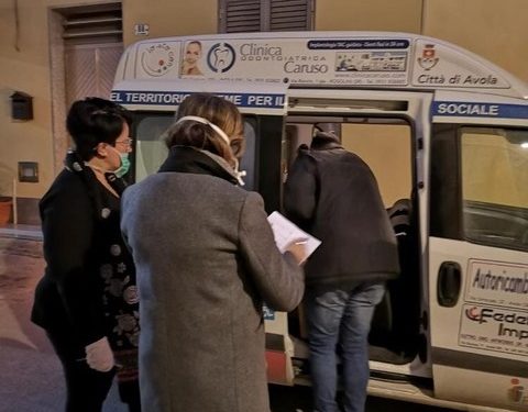 Avola. Il Comune distribuisce pacchi con spesa alle famiglie in difficoltà