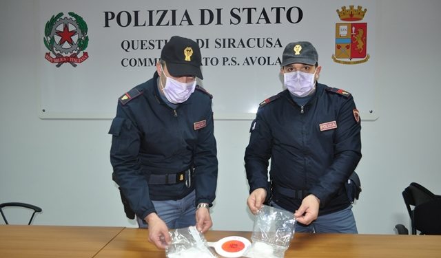 Avola, viaggiava in autostrada con la cocaina nascosta negli slip: giovane finisce ai domiciliari