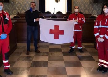 Avola, per la giornata mondiale della Croce Rossa consegnata la bandiera al sindaco