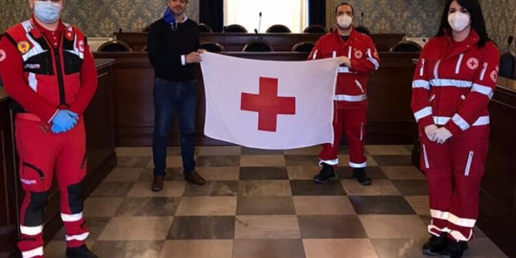 Avola, per la giornata mondiale della Croce Rossa consegnata la bandiera al sindaco