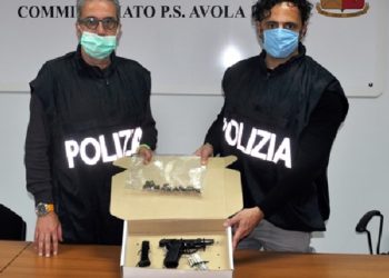 Avola, nascondeva armi e droga in casa: 22enne finisce ai domiciliari