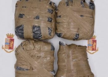 Avola, in auto con oltre 2 kg di marijuana nascosta tra le cassette di frutta e verdura: 55enne arrestato