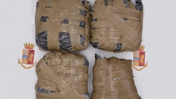 Avola, in auto con oltre 2 kg di marijuana nascosta tra le cassette di frutta e verdura: 55enne arrestato