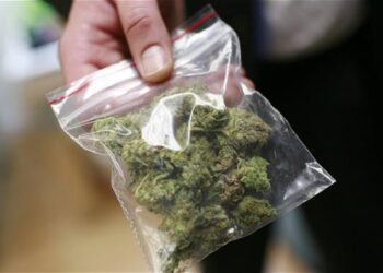 Avola, sorpreso con involucri di marijuana: denunciato 25enne