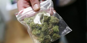 Avola, sorpreso con involucri di marijuana: denunciato 25enne