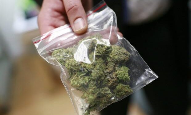 Avola, sorpreso con involucri di marijuana: denunciato 25enne