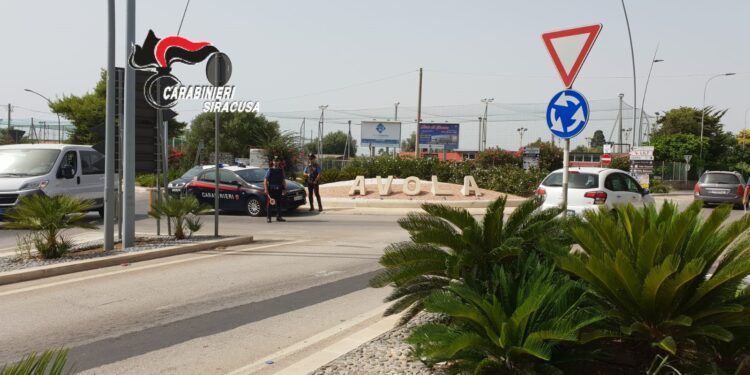 Avola. Carabinieri e sicurezza stradale: elevate numerose sanzioni per guida senza casco e senza assicurazione
