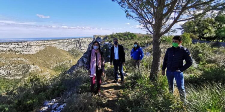 Avola. Speleologi a lavoro nella riserva naturale orientata di Cavagrande