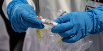 Fuori dalla propria abitazione nonostante la positività al Covid-19: multato e denunciato