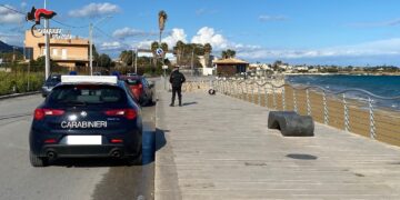 Avola. Ha dato alle fiamme un’autovettura in sosta e l’ingresso di un negozio: arrestato