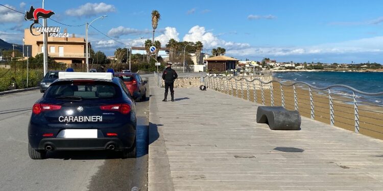 Avola. Ha dato alle fiamme un’autovettura in sosta e l’ingresso di un negozio: arrestato